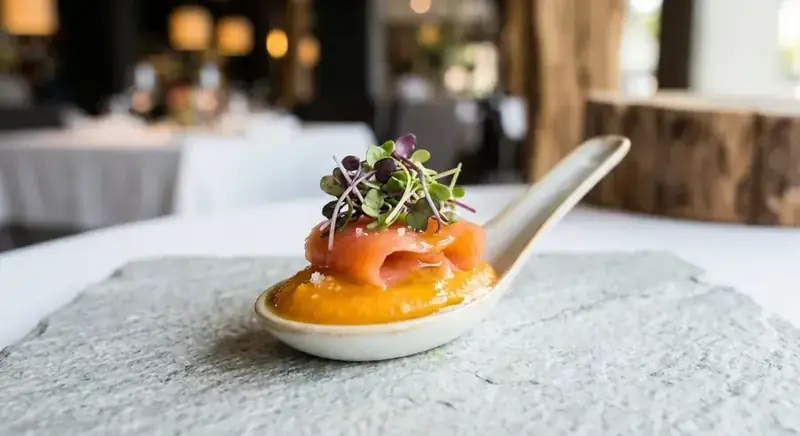 Cucharita cremoso de zanahoria con salmón ahumado y micromezclum — plato de nuestra carta de catering