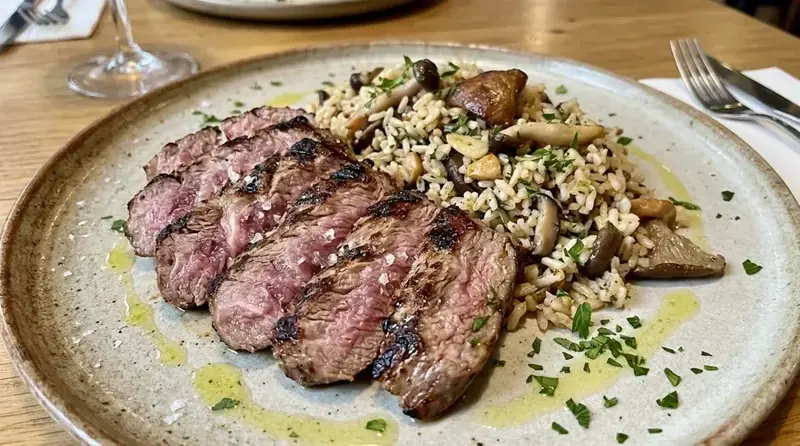 Pluma ibérica con arroz salteado y setas — plato de nuestra carta de catering