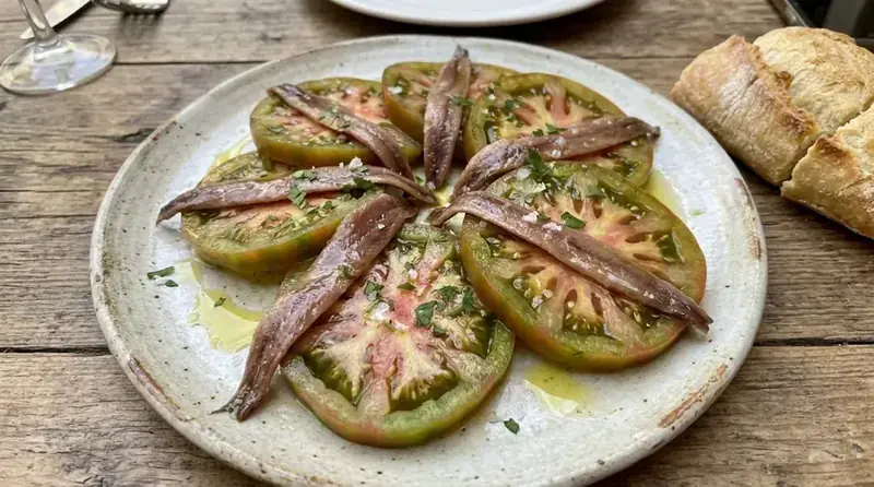 Tomate raf con anchoas del Cantábrico — plato de nuestra carta de catering